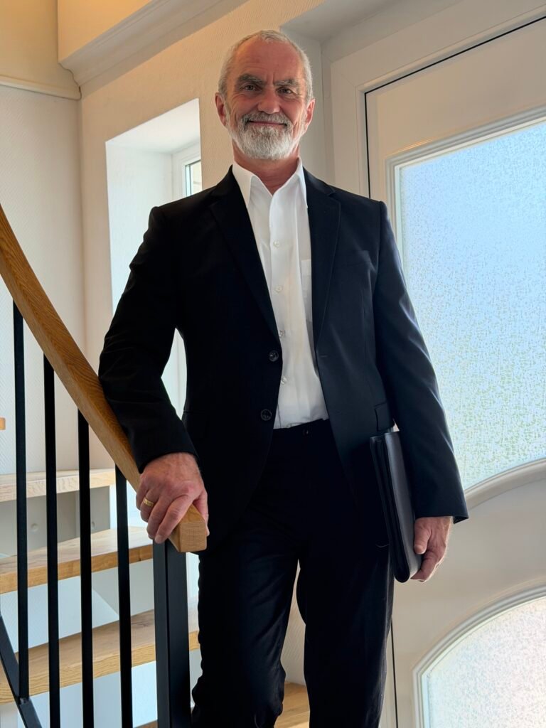 Axel Metzger in einem architektonischen Beziehungsraum