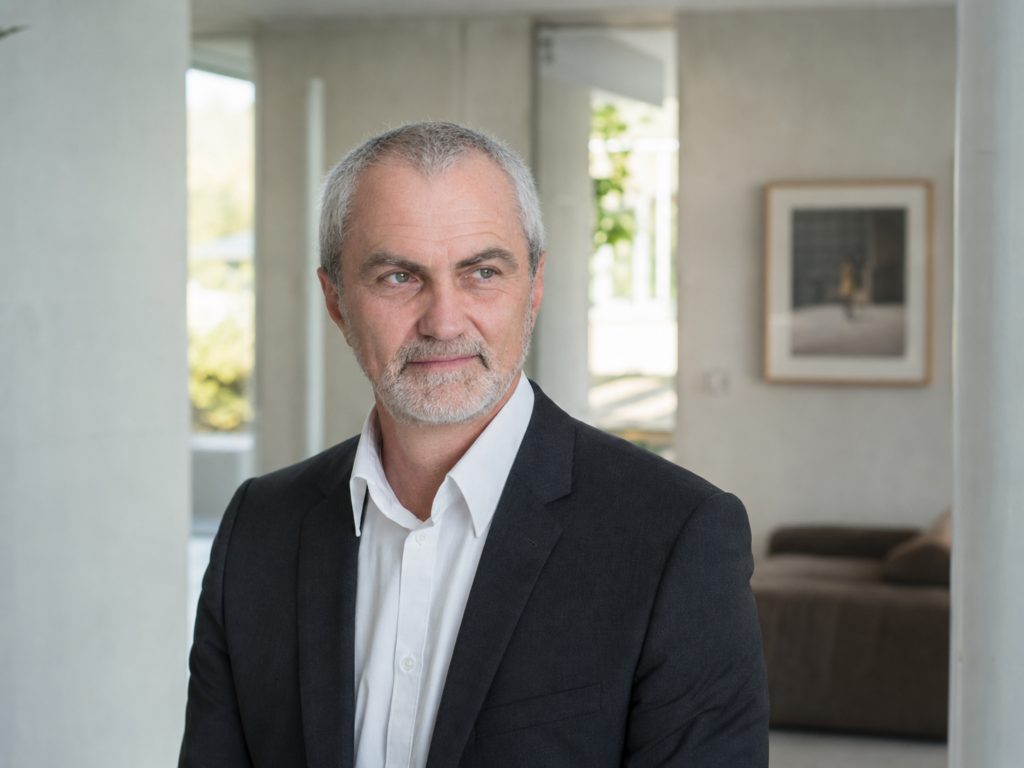 Axel Metzger in einem offenen architektonischen Raum - KI angepasst